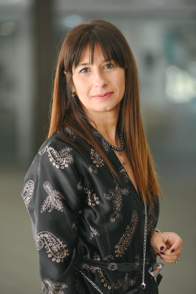 Sono Patrizia Laquale, redattrice editoriale, amante della cucina italiana e fondatrice di Maison Flores. Qui condivido ricette, colori, tradizioni e storie di rinascita.